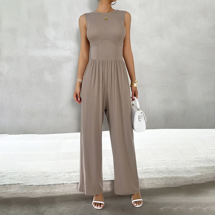 Brun ärmlös jumpsuit med figursydd finish och matchande handväska