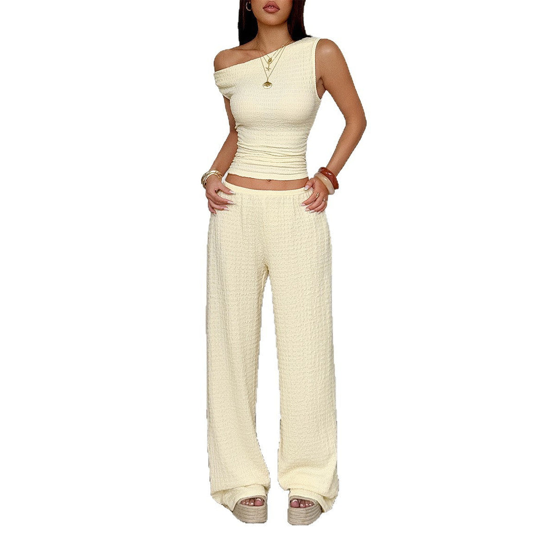 Elegant tvådelat set för dam i sommarmode med off-shoulder topp och vida byxor