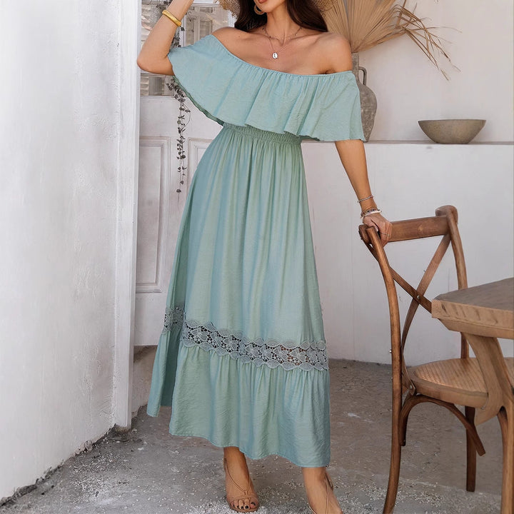 Grön off-shoulder maxiklänning för damer visad i lantlig miljö