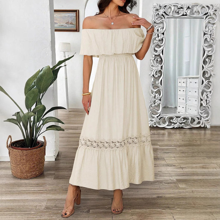 Damklänning i off-shoulder modell med vacker spetsdetalj i färg aprikos