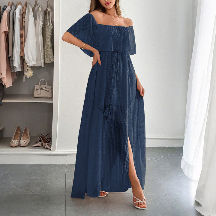 Himmelblå off-shoulder maxiklänning med prickmönster på modell
