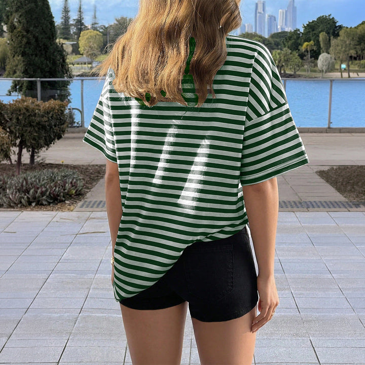 Moderna sommarkläder: randig t-shirt i mjuk bomull för henne