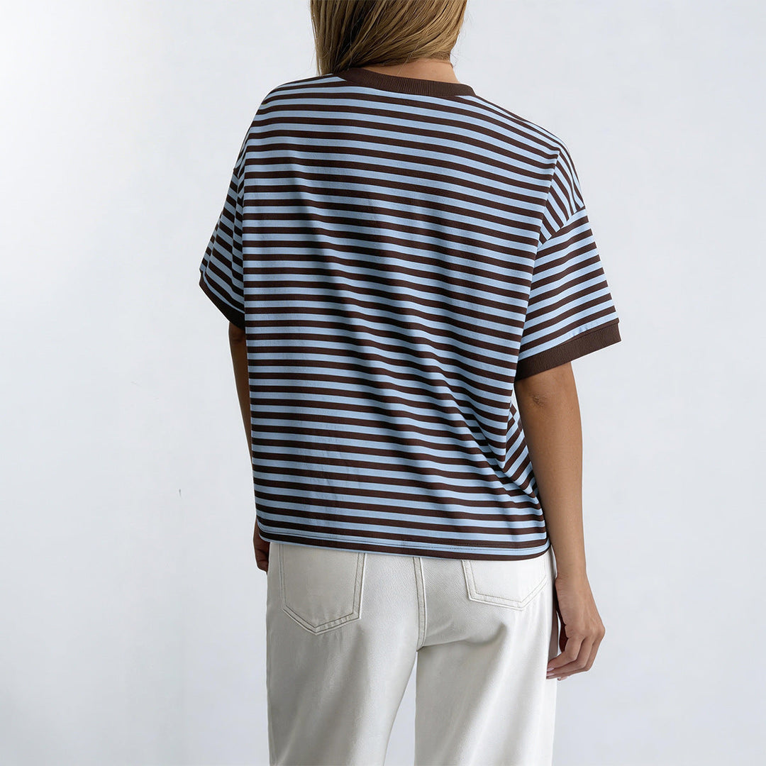 Baksida av blå och brunrandig t-shirt med rund hals