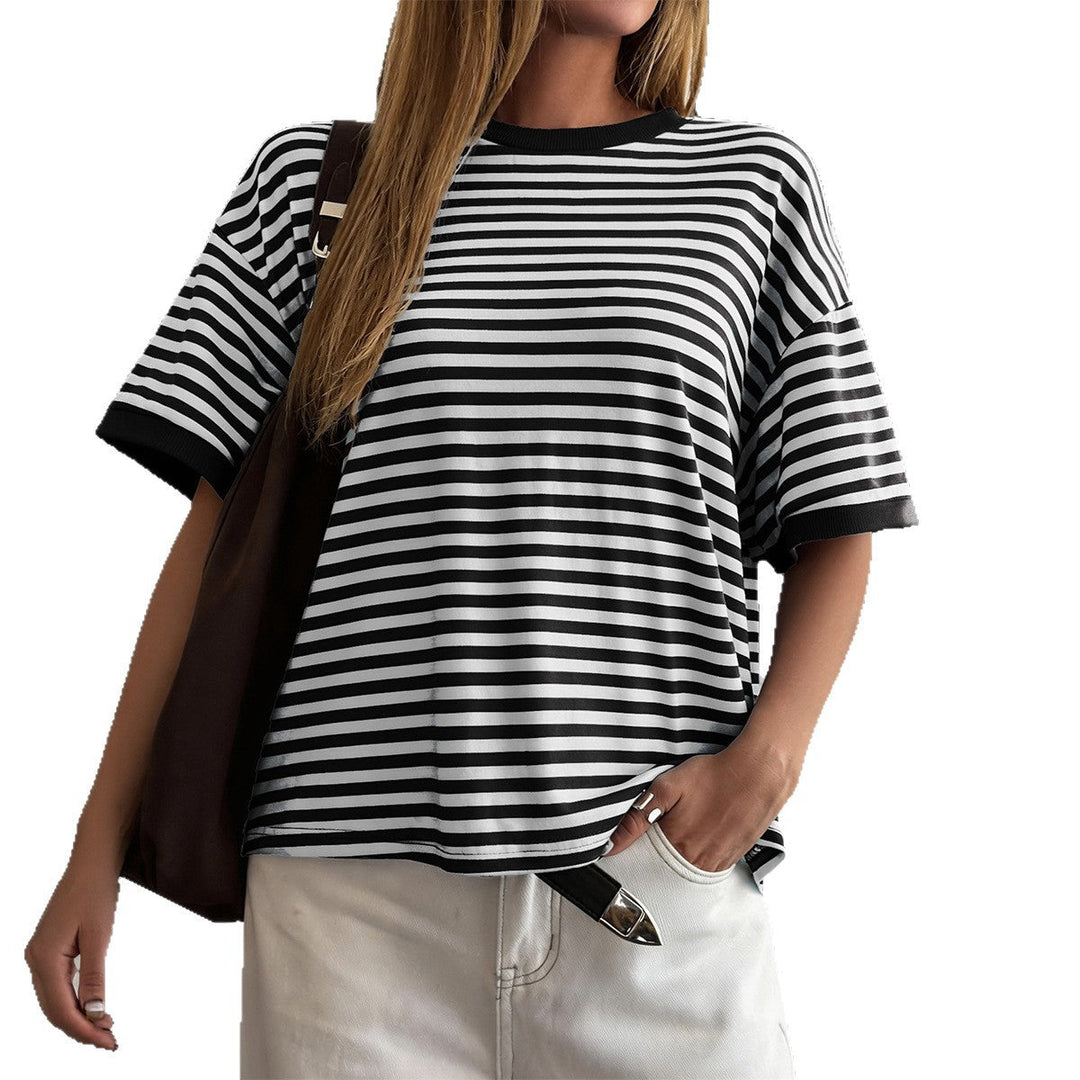 Vit och svartrandig oversized damt-shirt med kort ärm för avslappnad vardagslook