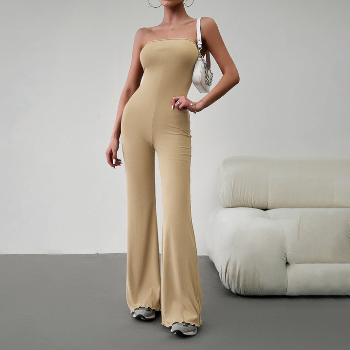Kvinna i bekväm khaki-färgad axelbandslös jumpsuit med vida ben