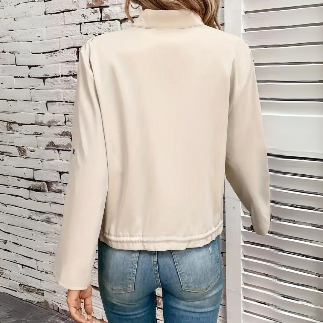 Baksida av beige lättviktsjacka för dam med dragsko i midjan