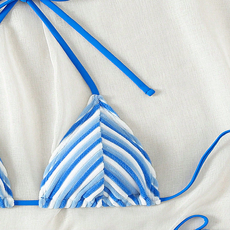 Närbild på den strukturerade blå tygstrukturen på bikinitoppen