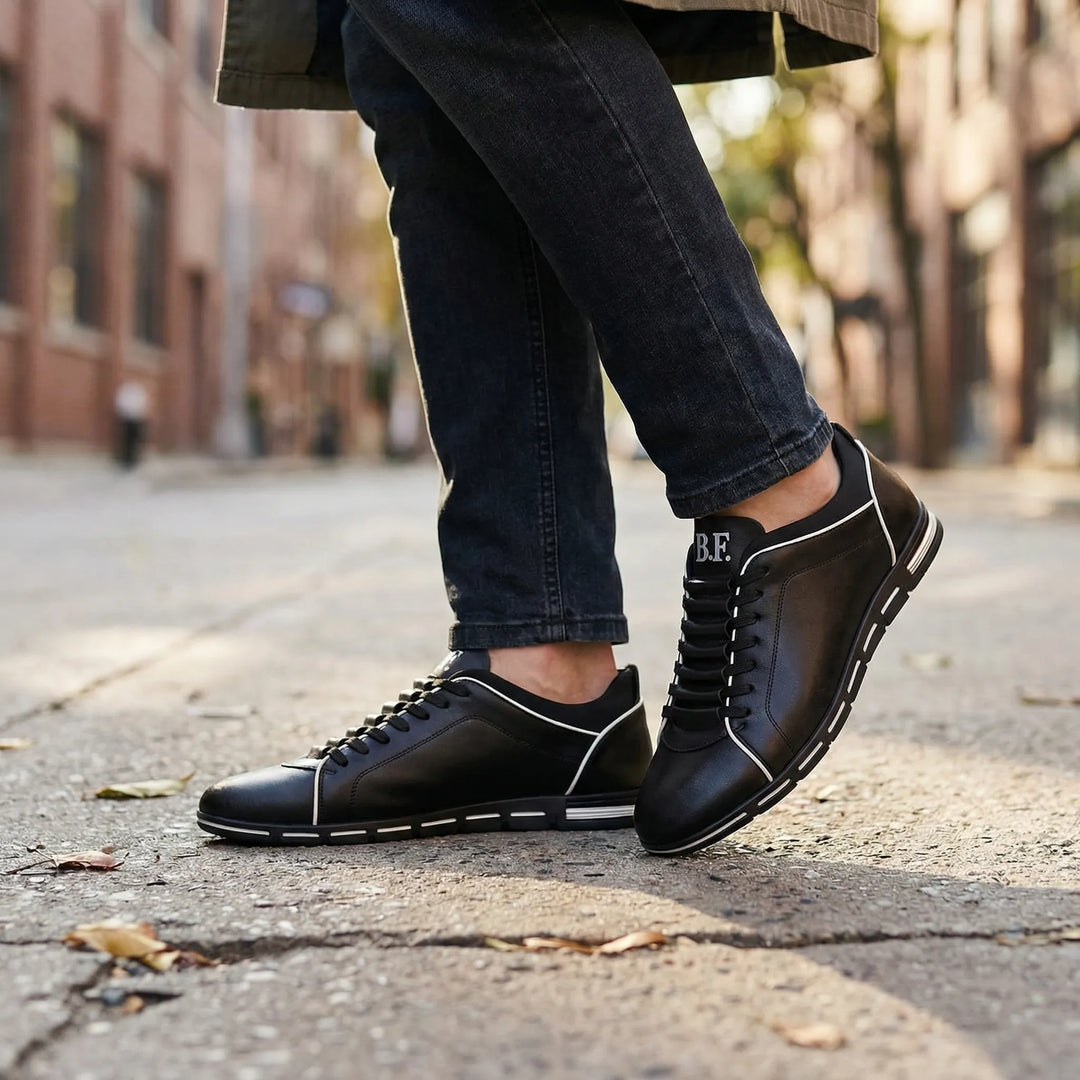 Snygga svarta herrsneakers med vit detalj på gata