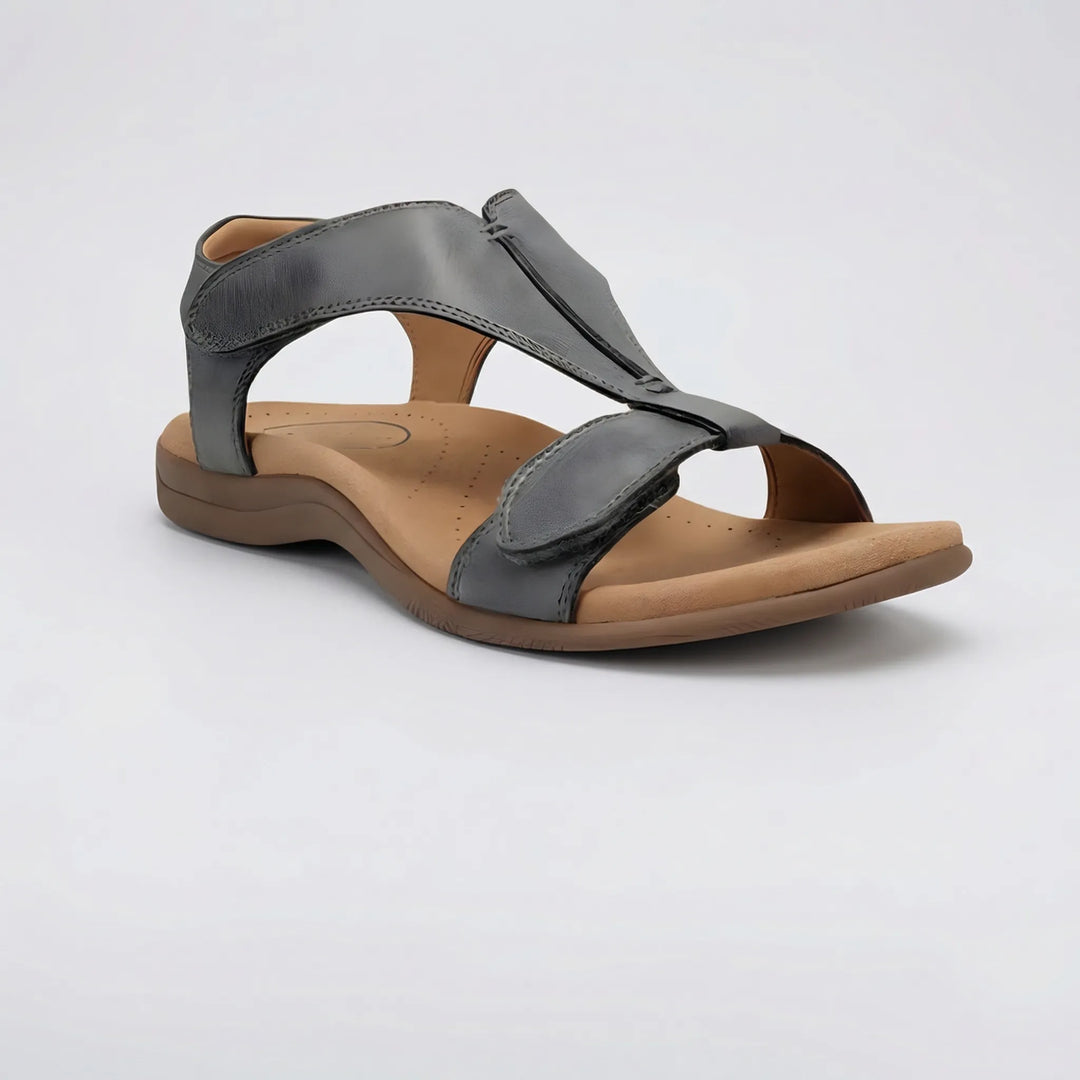Flexibla och lätta sandaler för män i profilvisning utomhus