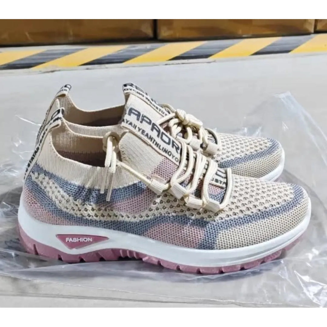 Dam Delphine ortopediska sneakers uppställda för att visa hela den ortopediska sulan