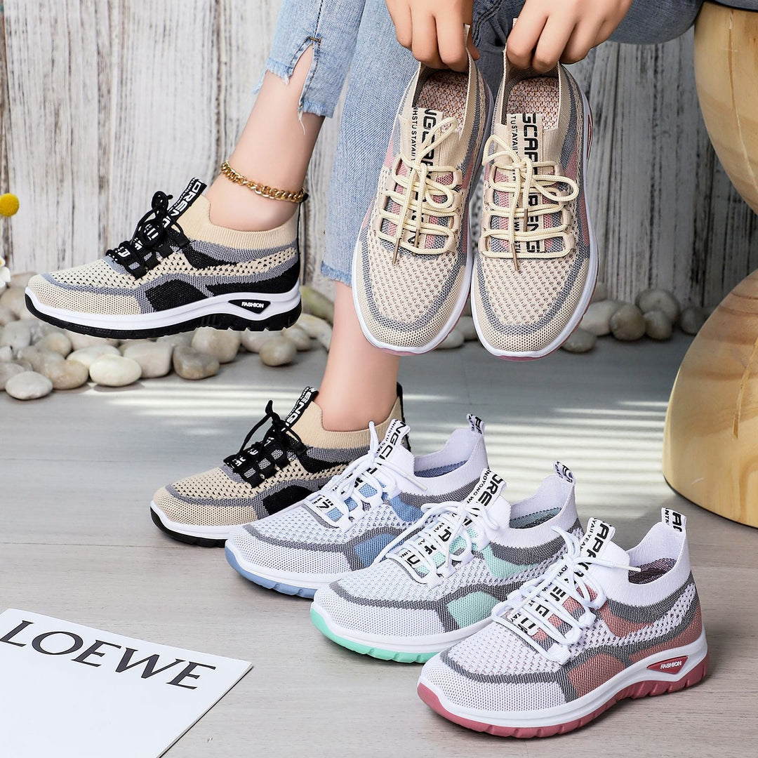 Flera färger av Delphine ortopediska sneakers för dam som visas upp i ett rum