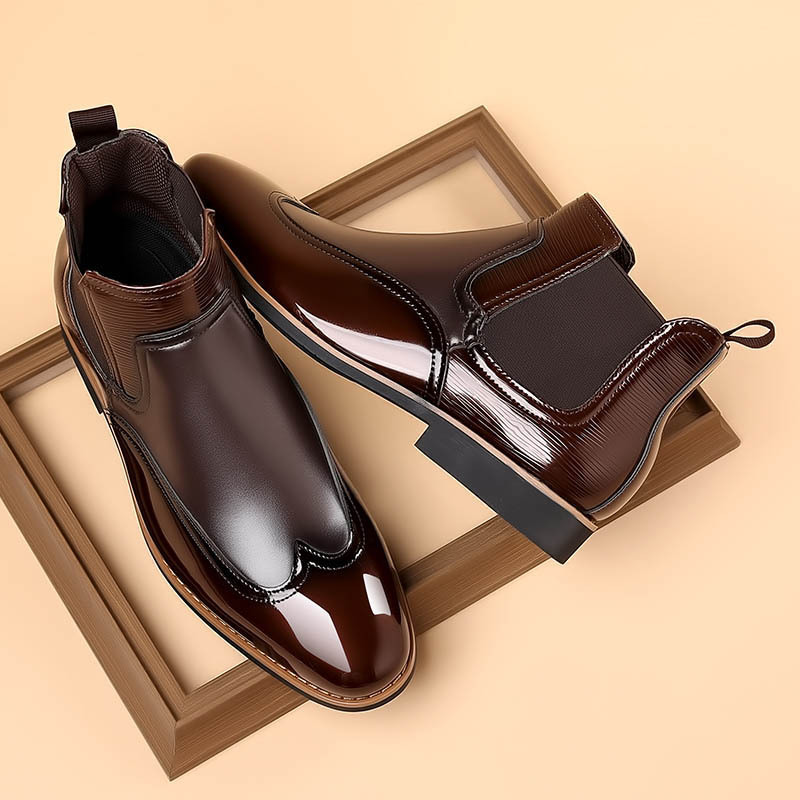 Två bruna chelsea boots uppifrån med dekorativa sömmar