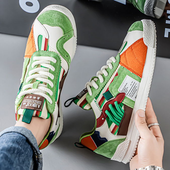 Färgstarka sneakers med snygga detaljer och gummisula