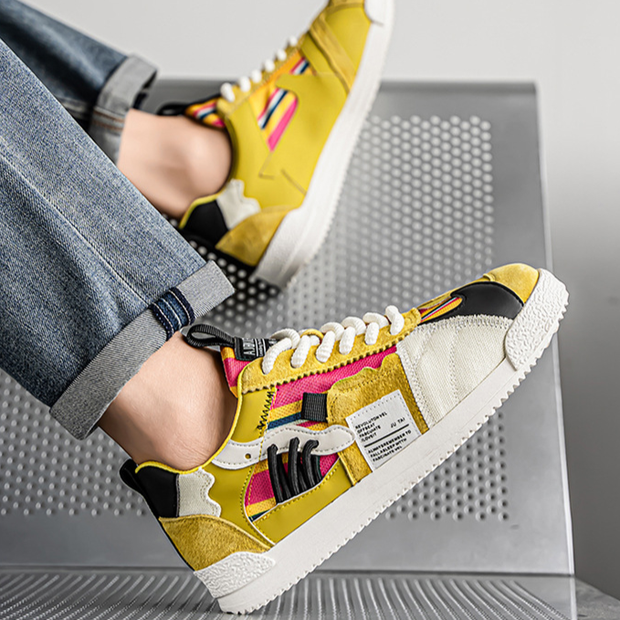 Detaljbild på ovandelen av flerfärgade retrosneakers
