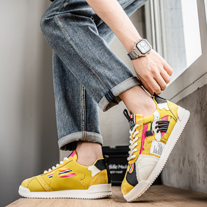 Högervinklad bild av färgglada sneakers för mode