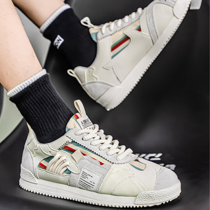 Innersula och märkning i trendiga retrosneakers