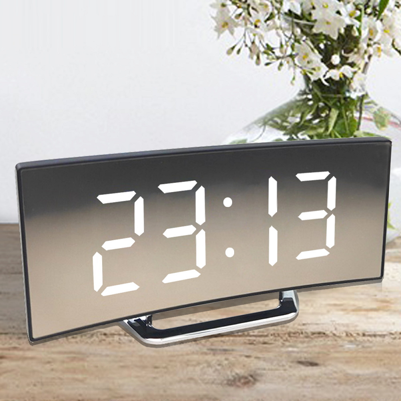 Digital LED-väckarklocka med vit spegeldisplay på träbord