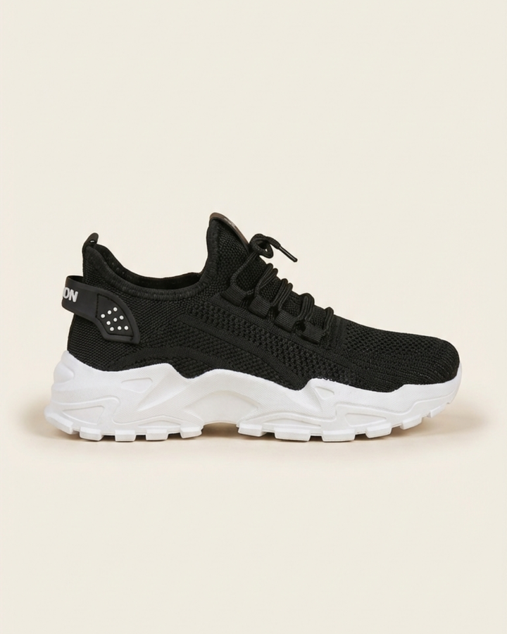 Maya svarta sportiga sneakers från sidan