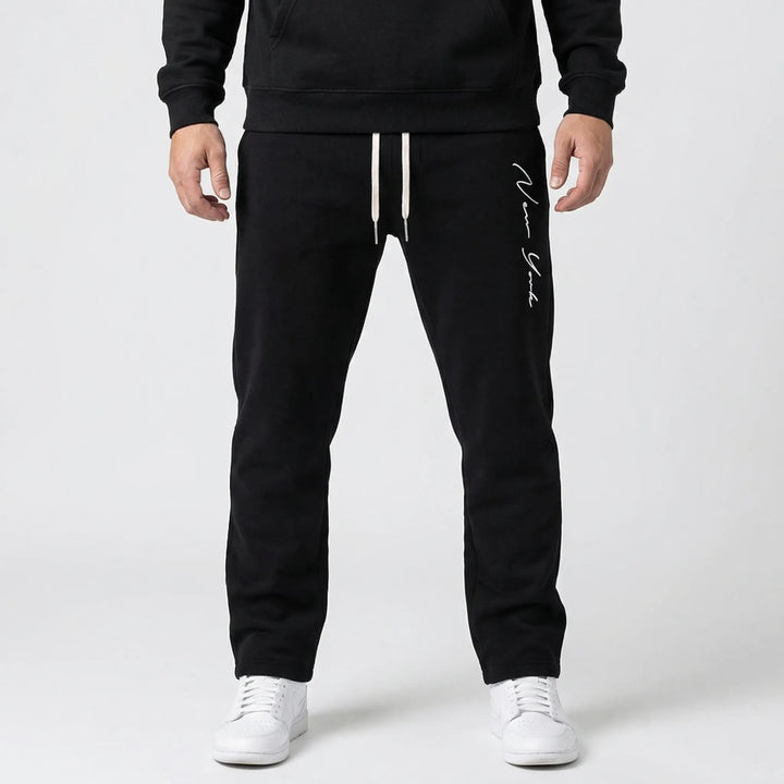 Grå herr joggerbyxor med dragsko och muddar, perfekt streetwear och mjukisbyxor för herrmode.