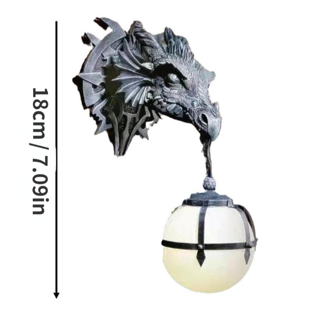 Drakhuvud vägglampa i närbild, hantverk i resin för drakälskare och inredning
