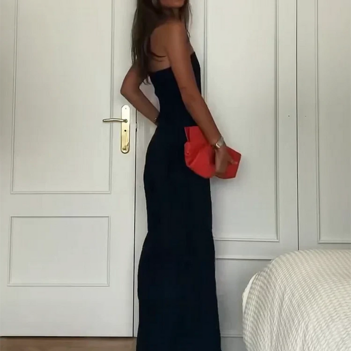 Svart damjumpsuit sedd bakifrån som framhäver den fina siluetten