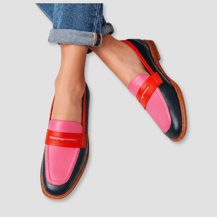 Dam loafers Martine i svart och rosa med uppvikta jeans