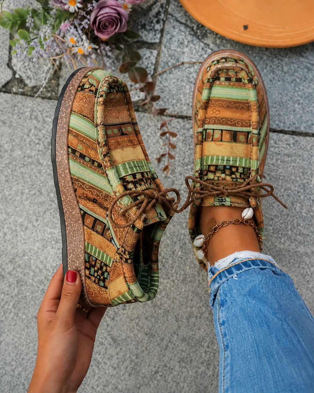 Ovanifrån på dam loafers Pauline med bohemiskt mönster och dekorativa snören