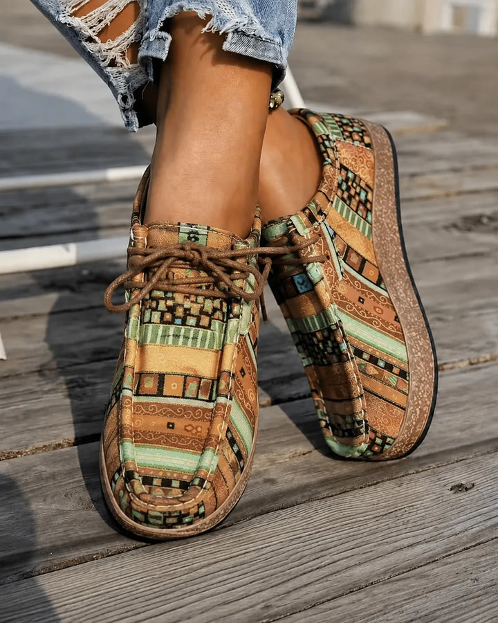 Närbild på mönstring och söm på bruna damloafers av hög kvalitet