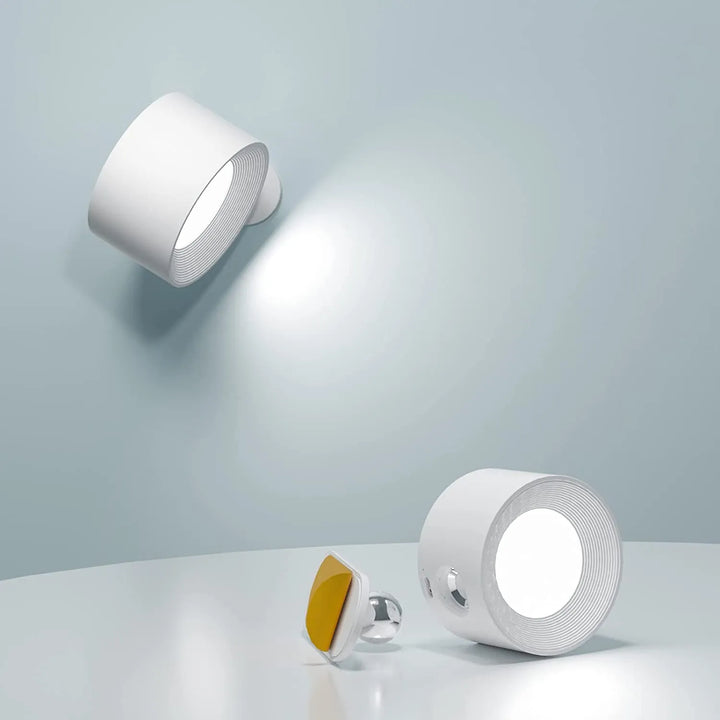 Vit trådlös vägglampa med magnetfäste och roterbar design