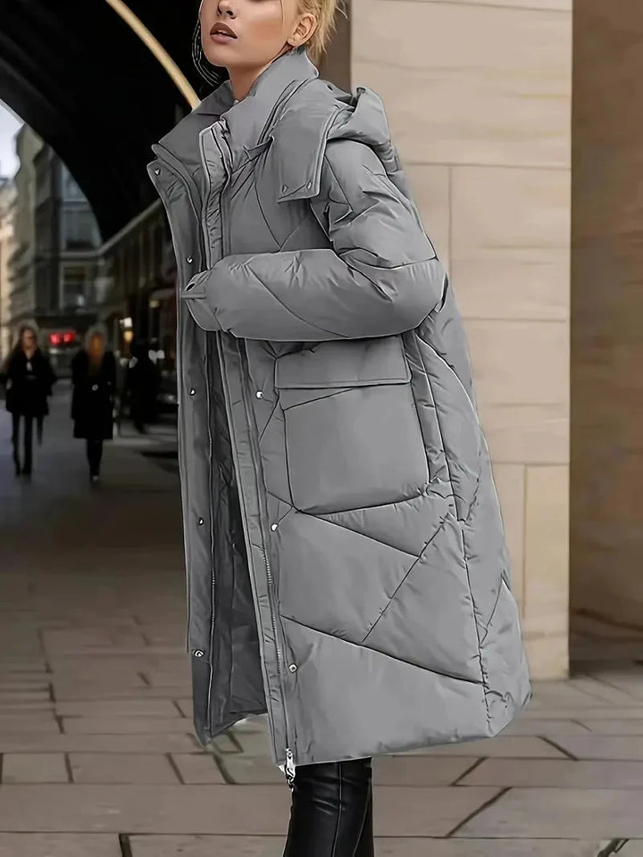 Detaljbild på grå lång vinterjacka för kvinnor