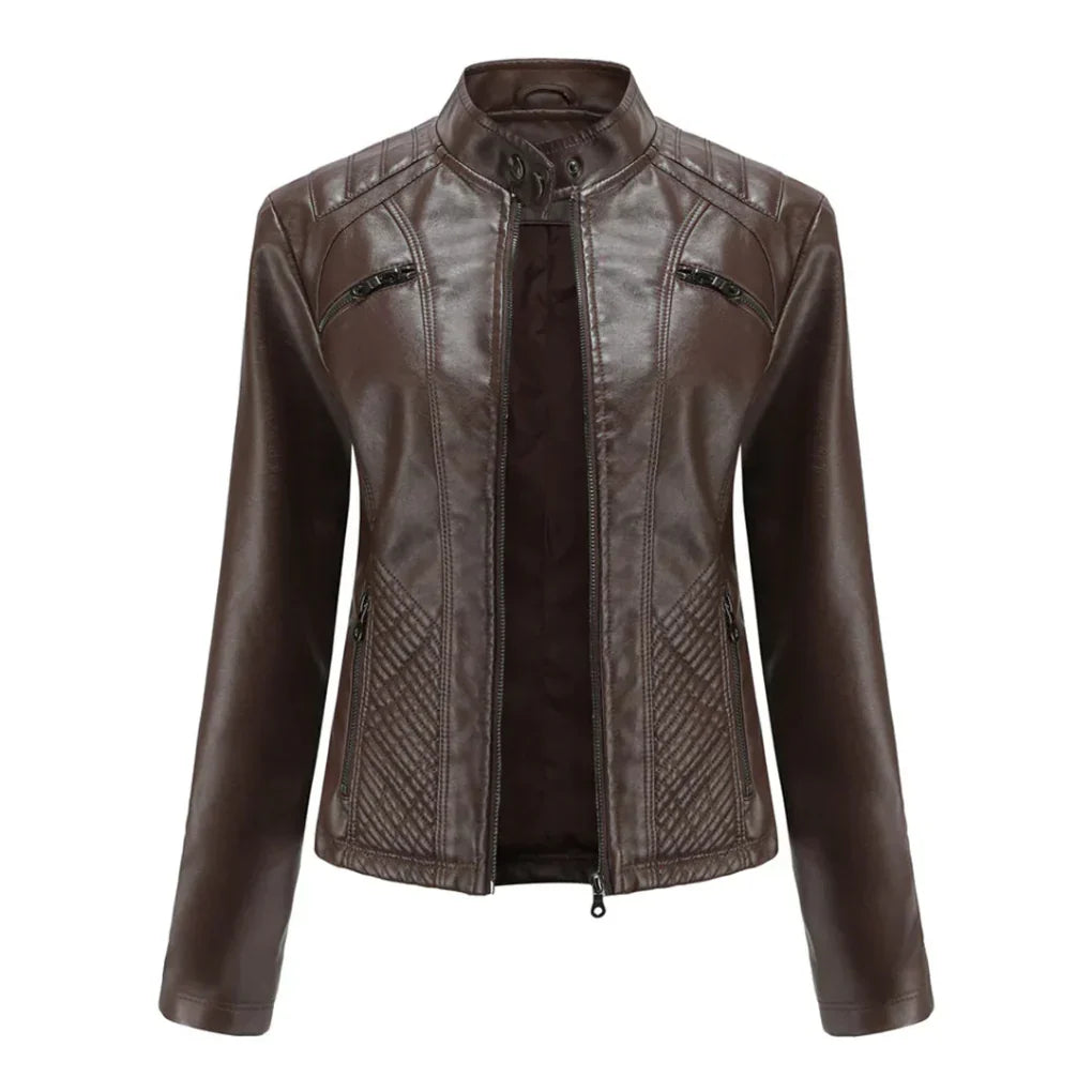 Baksida av elegant damjacka i moderiktig bikerstil.