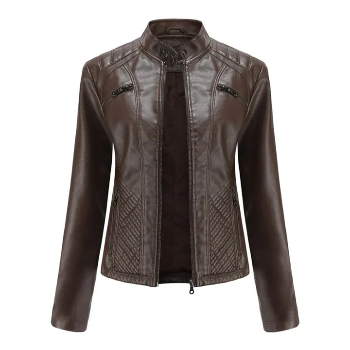 Baksida av elegant damjacka i moderiktig bikerstil.