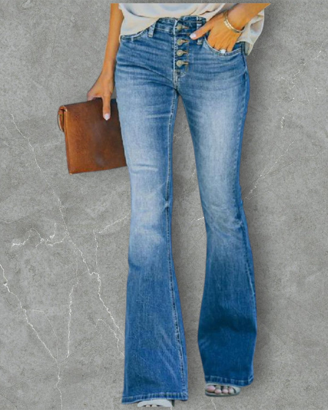 Dam i eleganta blå utsvängda jeans med hög midja och knäppning