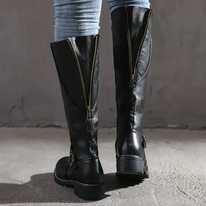 Brunt par knähöga damstövlar med dekorativt spänne för vardagsbruk