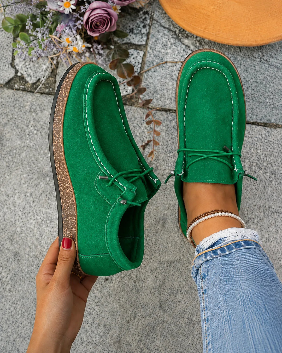 Ovanifrån vy av gröna dam loafers modell Monique med dekorativ sula