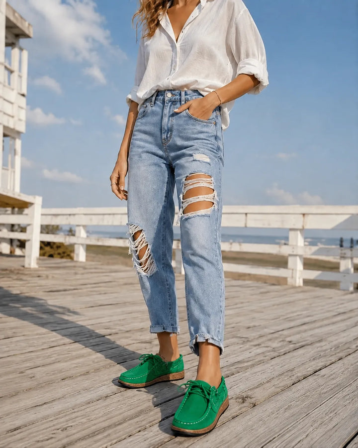 Beiga damloafers från sidan, eleganta vardagsskor i mockaimitation