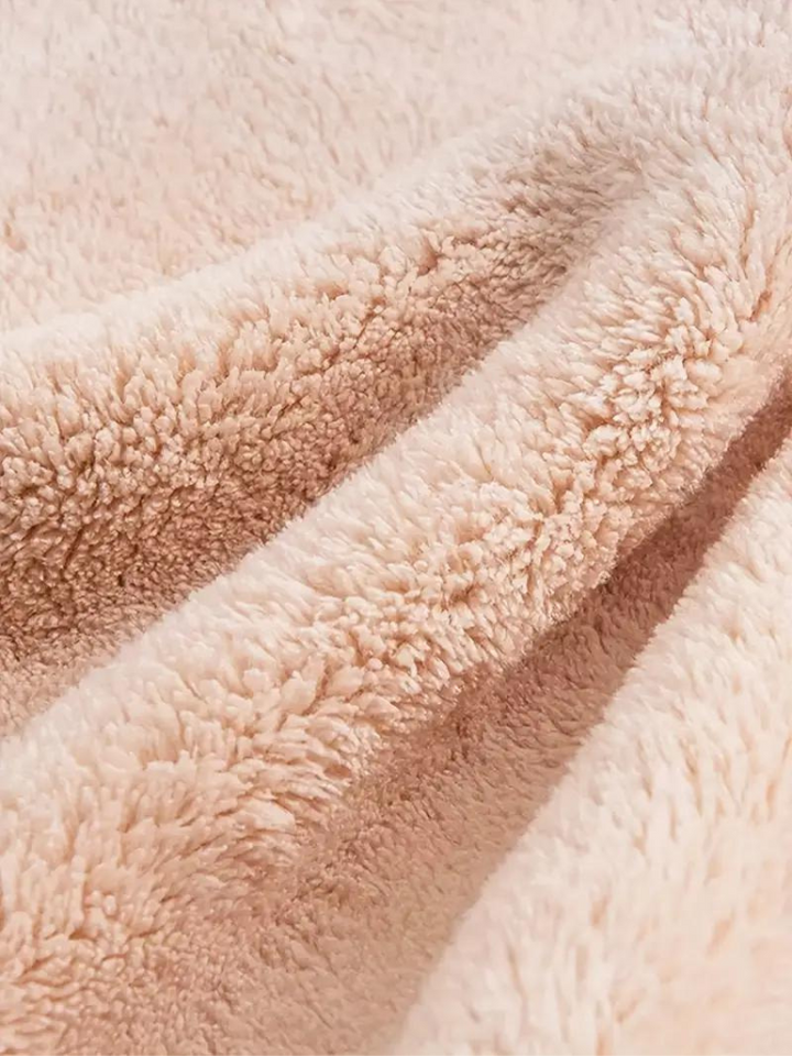 Svart mysbyxor i fluffigt material för sköna hemmakvällar