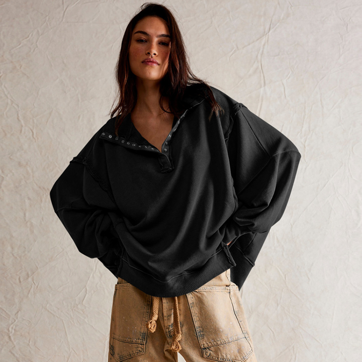 Dam i svart oversized henley tröja med avslappnad passform