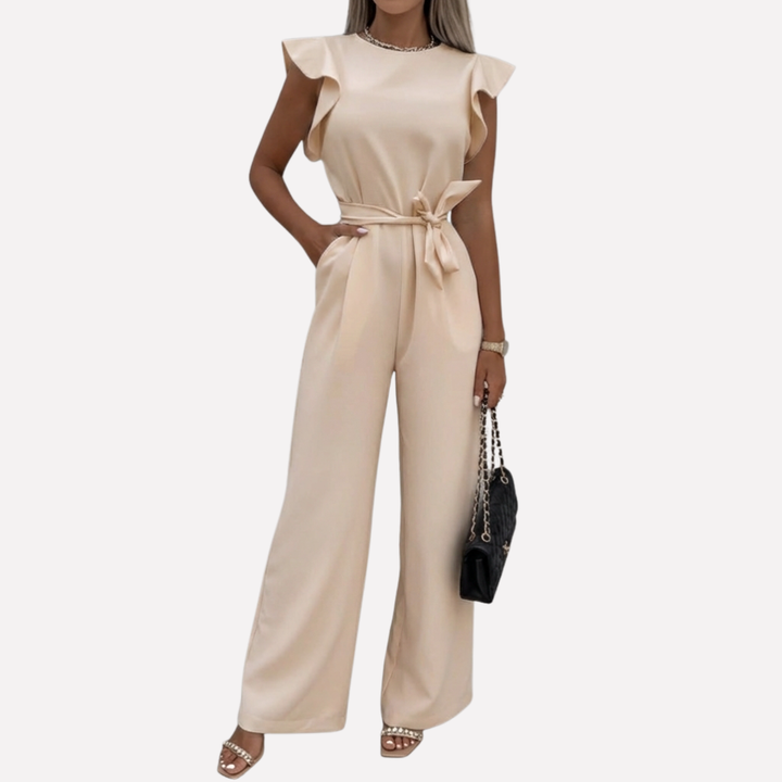 Aprikosfärgad jumpsuit med knytning i midjan på ljus bakgrund
