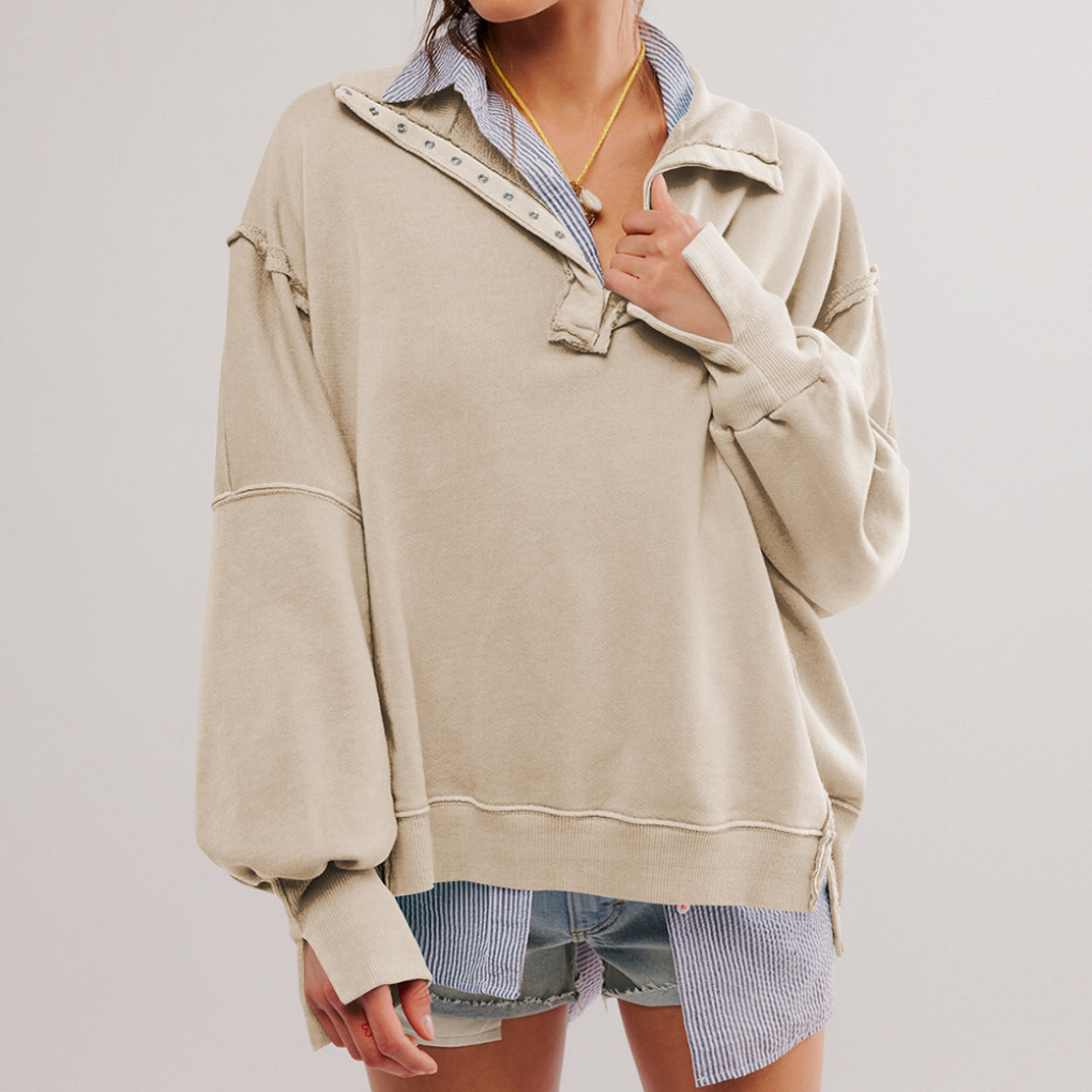 Beige oversized henley tröja visad på modell