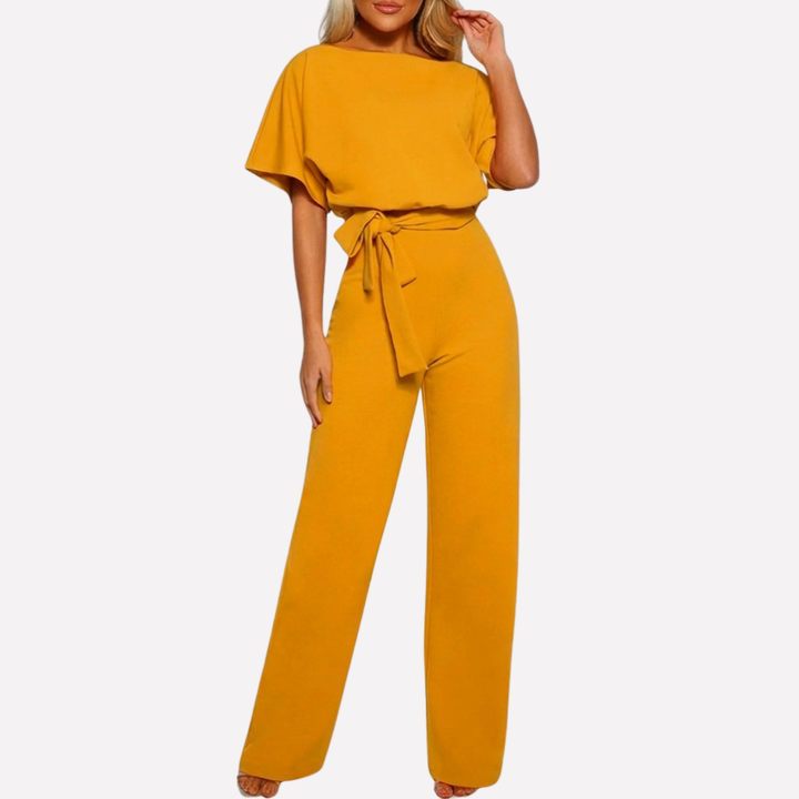 Studiobild på en orange dam jumpsuit som visar passform och design