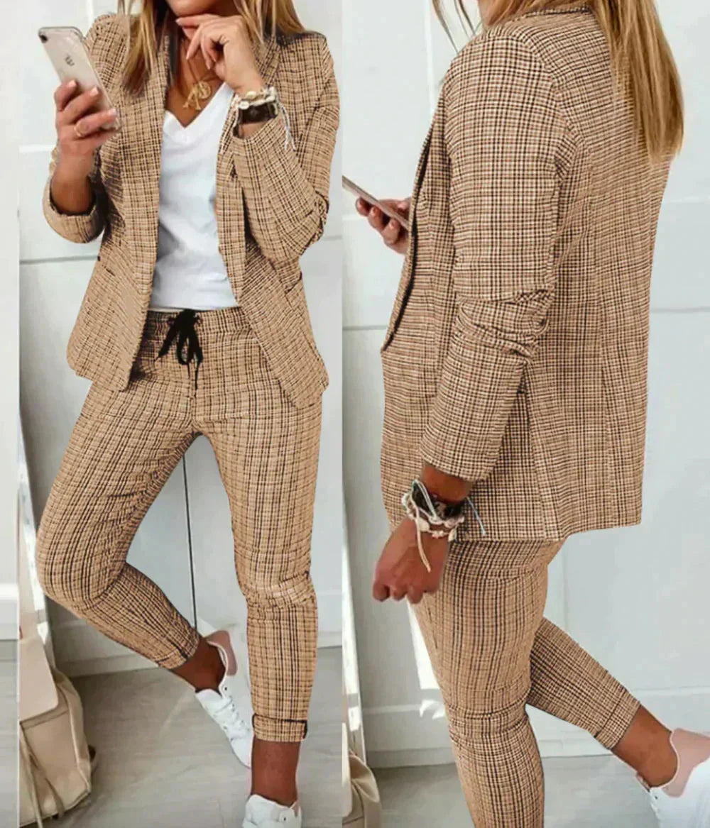 Elegant rutig damkostym med kavaj och byxor sedd bakifrån