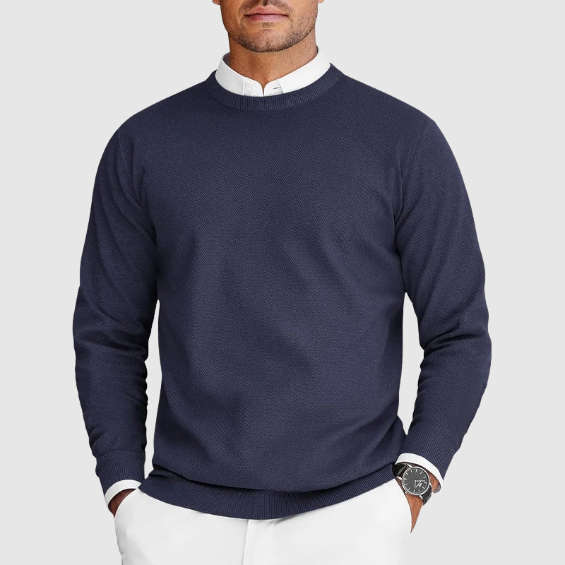 Mjuk stickad herrtröja i minimalistisk och modern stil
