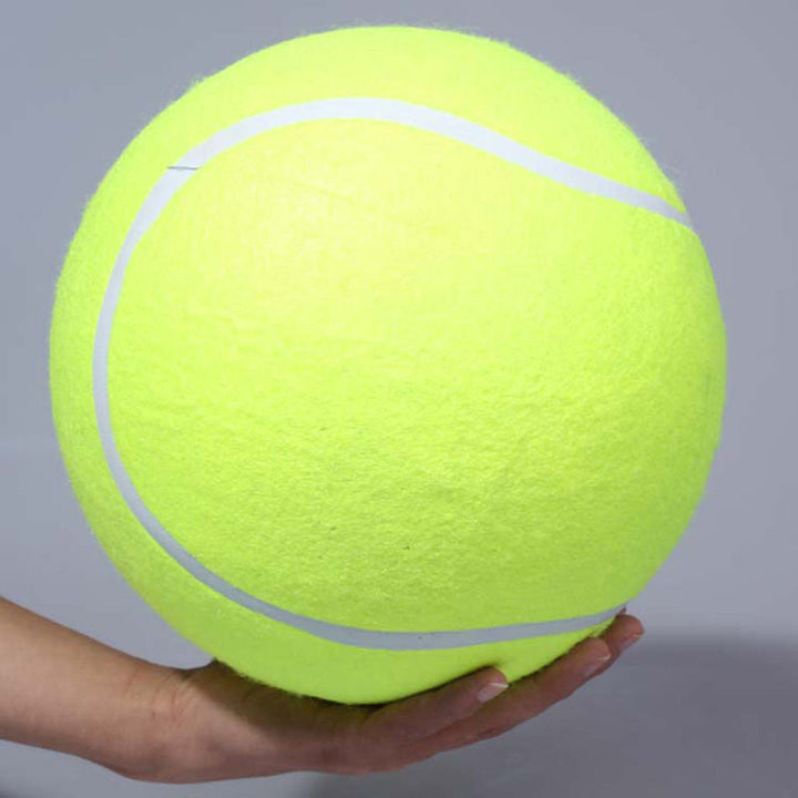 Person som håller en gul XXL tennisboll i handen