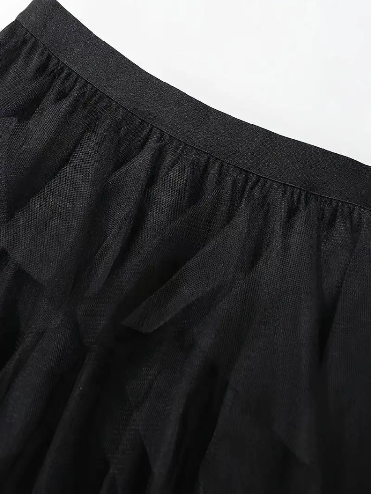 Trendig lång tyllkjol i camel med vackra volanger och elegant fall