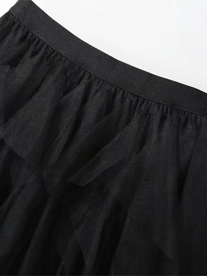 Trendig lång tyllkjol i camel med vackra volanger och elegant fall