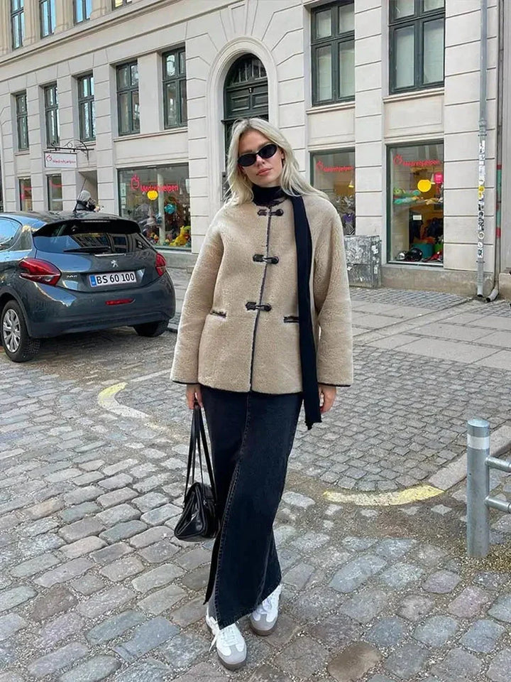 Lång vinterkappa för kvinnor i ljusbeige ton, perfekt för kalla dagar