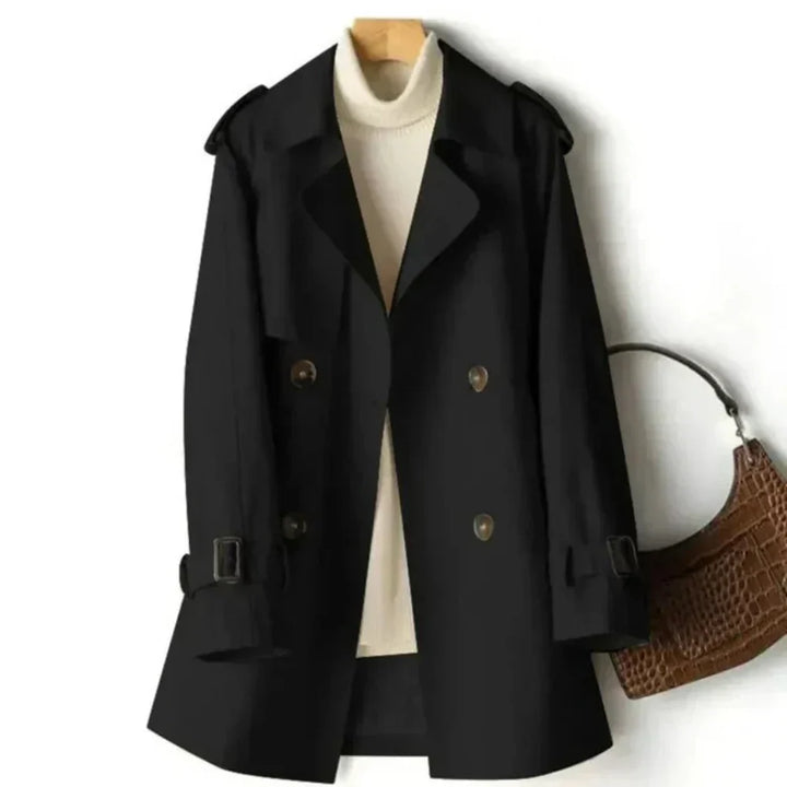 Elegant damkappa och ytterkläder i klassisk trenchcoat-modell