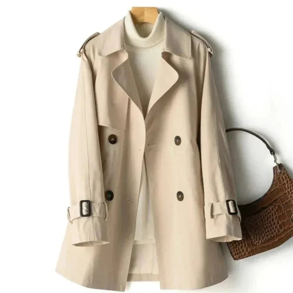 Klassisk beige trenchcoat på galge med stilfull väska