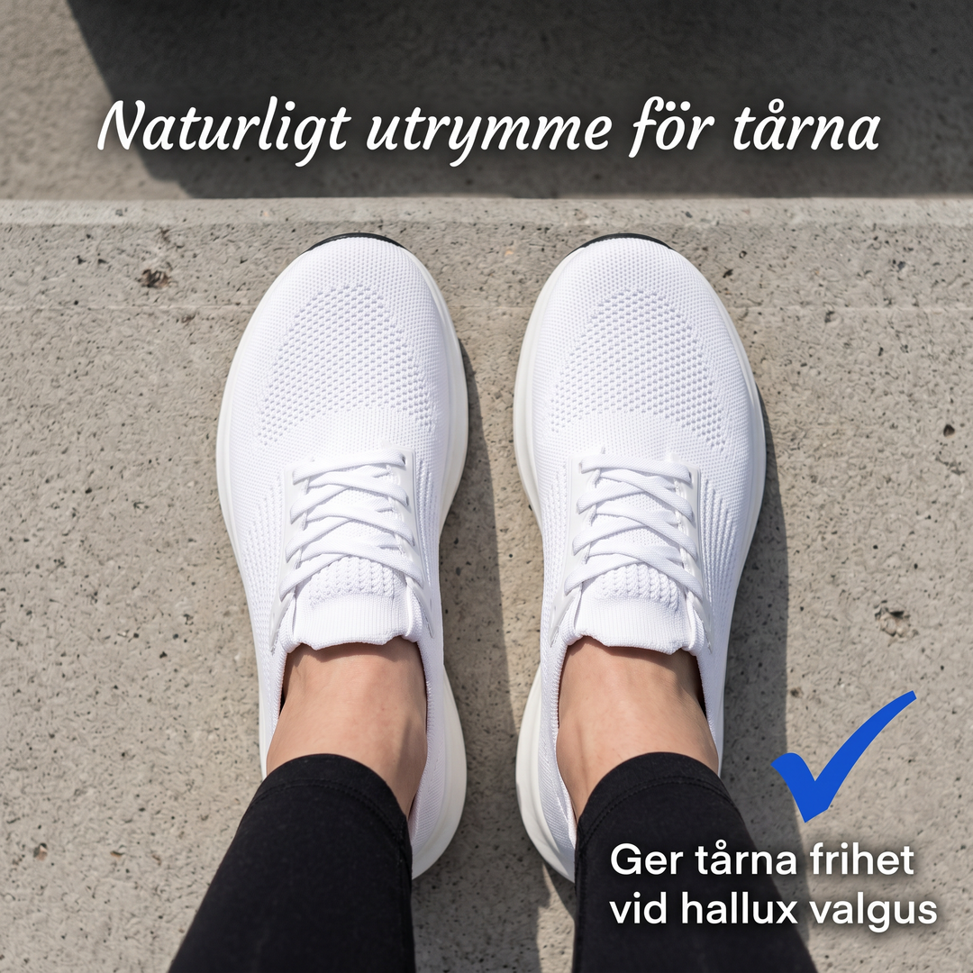 Ovanifrån vy av fötter i vita Zvarelo CloudStep skor med naturligt utrymme för tårna